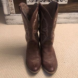 Woman’s size 12 boots